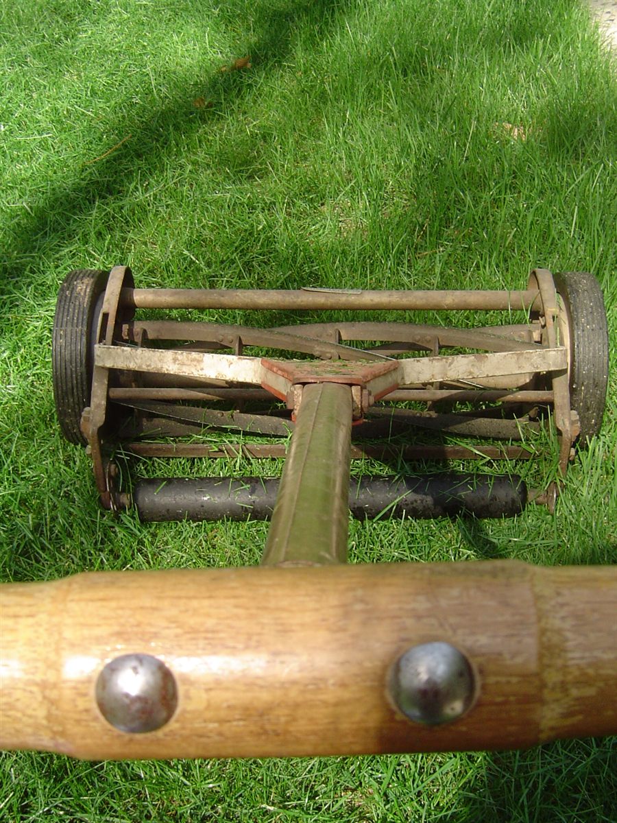 Tondeuse mécanique sur gazon soigné et verdoyant